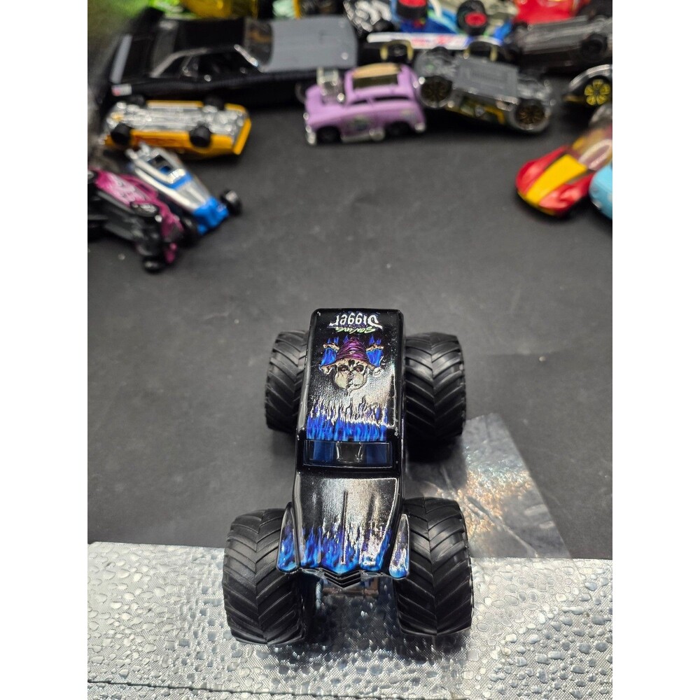 Hot Wheels Monster Jam Grave Digger – Blue Chassis Beast